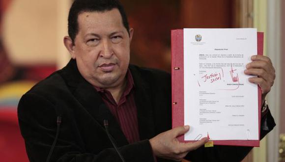SIN CONSENSO. Chávez presentó una nueva ley que reduce 4 horas la jornada laboral a la semana. (Reuters)