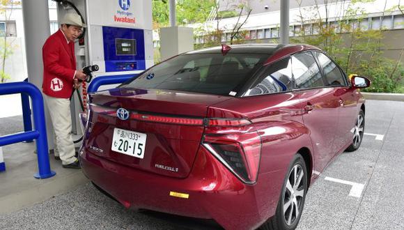 Técnico de la distribuidora de gas de Japón, Iwatani, carga gas hidrógeno al vehículo de celdas de combustible del gigante automotriz japonés Toyota. (Foto referencial: AFP)