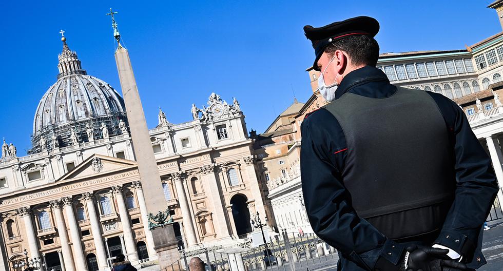 Un oficial de policía con una máscara protectora por el coronavirus está de guardia en la Plaza de San Pedro del Vaticano y su basílica principal. (Foto: AFP)