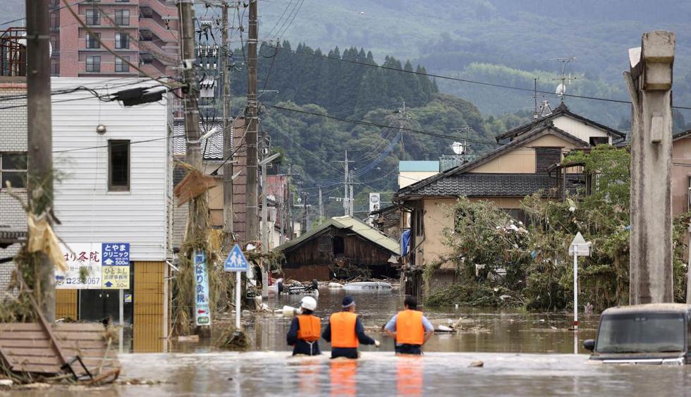 Los oficiales de policía buscan a residentes atrapados en un área inundada en Hitoyoshi, prefectura de Kumamoto (Japón). (Mandatory credit Kyodo/REUTERS).