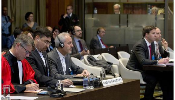 Mohammed Zahedin Labbaf, de Irán, y la delegación de EEUU escuchan la decisión de los jueces sobre una solicitud iraní de ordenar a Washington que suspenda las sanciones contra Teherán. (Foto: AP)
