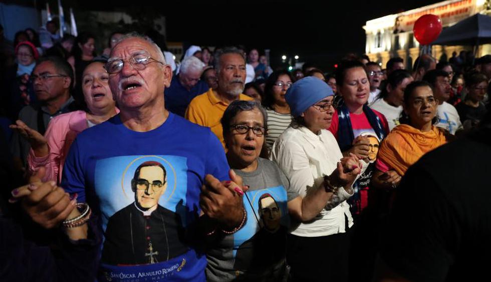 Miles de salvadoreños reciben con emoción canonización de Óscar Romero | Foto: AFP