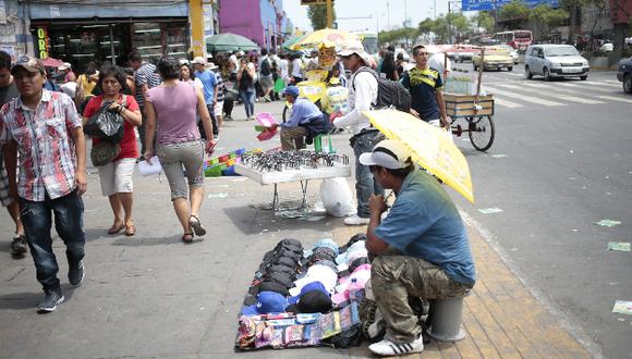 GASTOS. Iniciativa contribuiría a que el sector informal se reduzca en el país, aseguran los expertos. (César Fajardo)