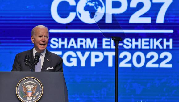 El presidente de los Estados Unidos, Joe Biden, pronuncia un discurso durante la conferencia climática COP27 en la ciudad turística de Sharm el-Sheikh, en el Mar Rojo, en Egipto, el 11 de noviembre de 2022. (Foto de AHMAD GHARABLI / AFP)
