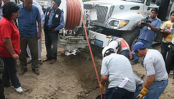 La ministra Ana Jara fue designada para supervisar los trabajos de instalación de tuberías. (Andina)