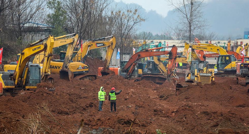 Esta fotografía aérea muestra excavadoras en el sitio donde se construye un nuevo hospital para tratar a pacientes de un brote de virus mortal en Wuhan, en la provincia central de Hubei en China. (AFP)