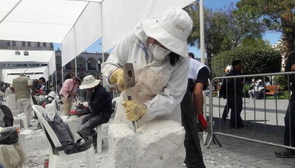 Artistas tallan esculturas en la Plaza de Armas de Arequipa. (Miguel Idme)