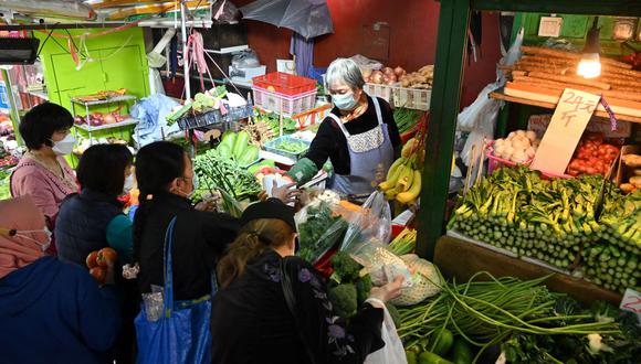 256 / 5.000
Resultados de traducción
Los compradores compran verduras un día después de que muchas tiendas se quedaran sin algunos productos en Hong Hong el 9 de febrero de 2022, cuando entran en vigor restricciones más estrictas de Covid-19 luego de las cifras de infección más altas de la ciudad desde que comenzó la pandemia. (Foto de Peter PARQUES / AFP)