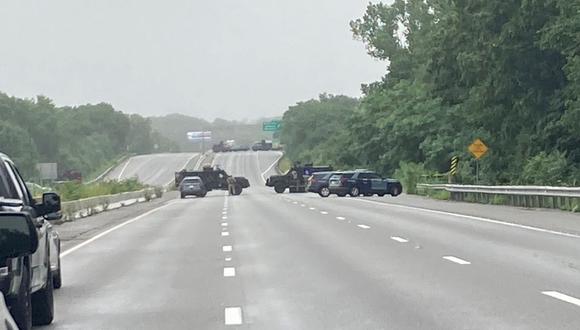 Los vehículos de la Policía Estatal de Massachusetts bloquean la Ruta 95 por un incidente con once personas armadas. (Massachusetts State Police/REUTERS).
