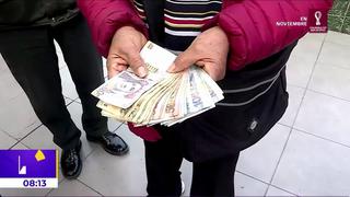 Mujer encuentra dinero en bolsillo de casaca y lo entrega a la policía para encontrar al dueño