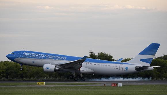 Un avión de Aerolíneas Argentinas aterriza en el Aeropuerto Internacional de Ezeiza, en Buenos Aires, el 12 de febrero de 2021.  (Foto de JUAN MABROMATA / AFP)