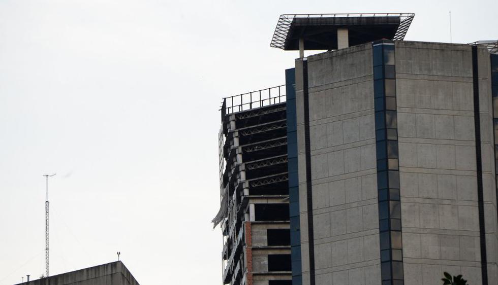 Reverol señaló que la llamada torre financiera Confinanzas, ubicada en el centro de Caracas, se inclinó un "25 por ciento" en los pisos superiores. (Foto: AFP)