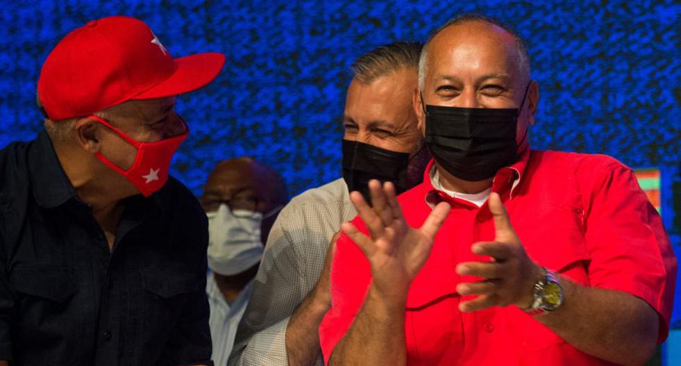 El líder del Partido Socialista Unido de Venezuela (PSUV) Diosdado Cabello (derecha) reacciona mientras celebra en Caracas, el 7 de diciembre de 2020. (AFP / Cristian Hernandez).