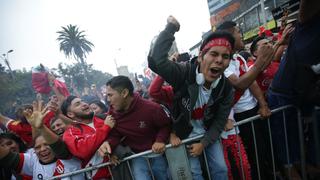 Así se desató la euforia en Lima tras el triunfo de Perú ante Uruguay [FOTOS]
