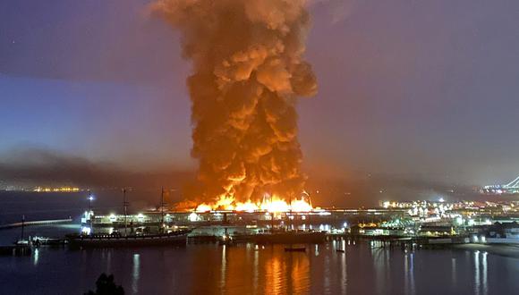 Incendio de un almacén en el Fisherman's Wharf de San Francisco. El incendio atravesó el almacén, enviando humo espeso sobre la costa y haciendo que sus paredes colapsen. (Foto: Dan Whaley, @dwhly a través de AP)