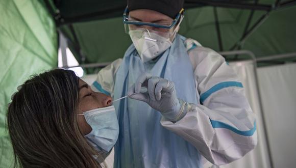 Con apenas 19 millones de habitantes y 2,4 millones de test PCR realizados desde marzo (la tasa más alta por millón de habitante de la región), Chile es el décimo país con más infectados acumulados del mundo. (Foto: Martin BERNETTI / AFP)