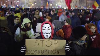 Más de 50 mil personas en las calles de Rumania exigen el fin de la corrupción [Fotos]