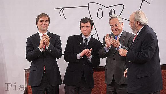 Presidente Sebastián Piñera entregó un cheque con el premio a Cristóbal Ugarte. (El Mercurio)