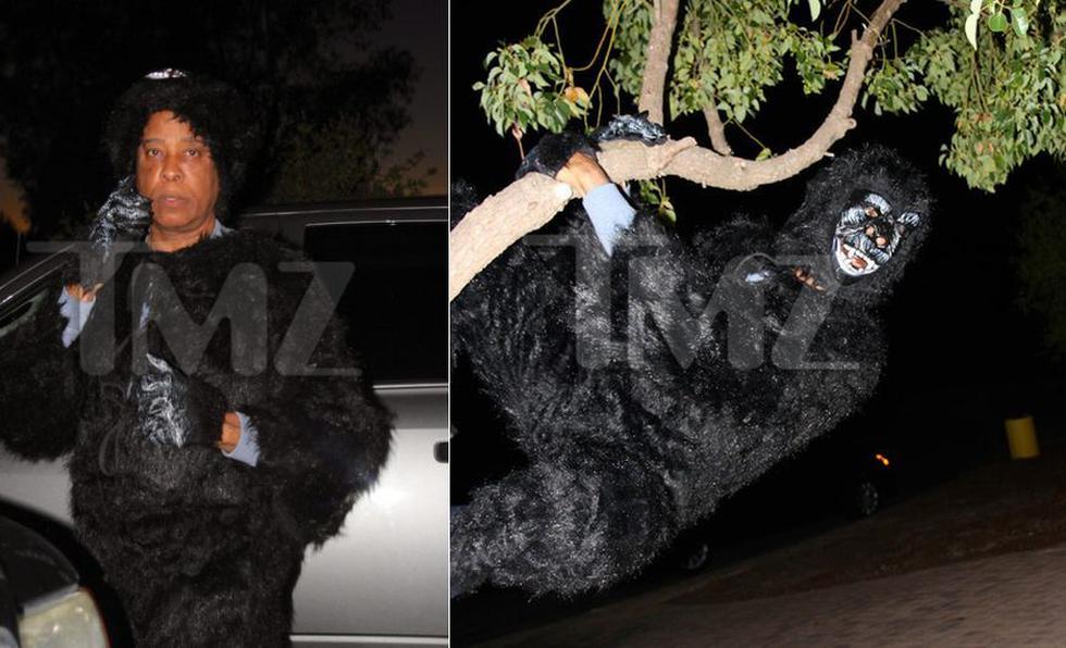 Tras ser liberado hace unos días de prisión, Conrad Murray no desaprovechó la oportunidad y salió disfrazado de gorila para Halloween. Incluso se animó a trepar un árbol. (TMZ.com)