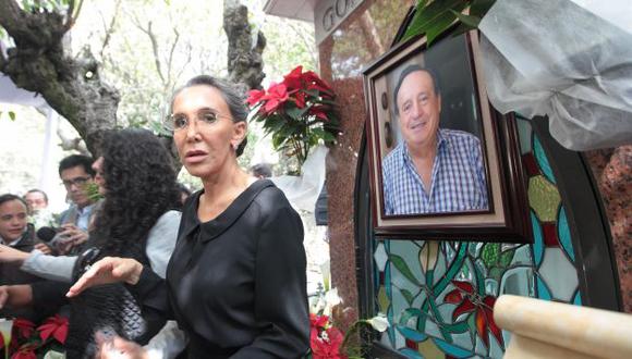 Florinda Meza  dijo que guarda las cartas que dejan en tumba de 'Chespirito'. (EFE)