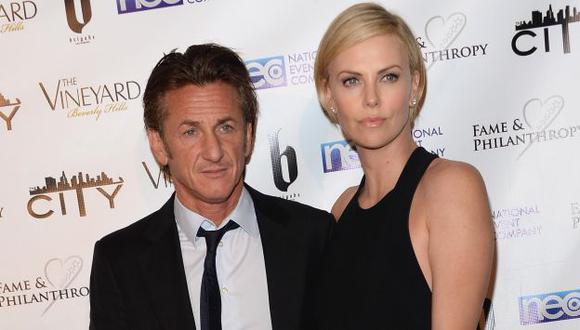 Sean Penn dirigirá a su novia Charlize Theron. (AFP)