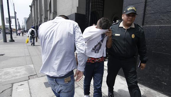 Policía captura a dos colombianos por robar celular