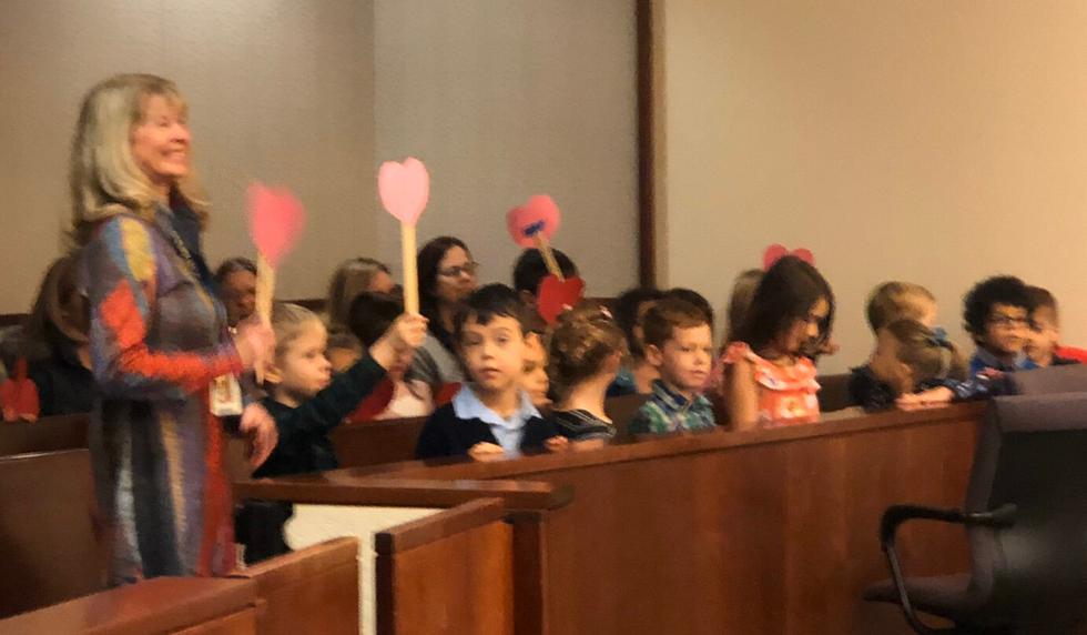 Los compañeros del pequeño estuvieron presentes en la audiencia en la que se oficializó su adopción. (Foto: 13 ON YOUR SIDE en YouTube)