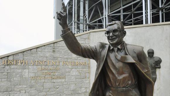 Sacaron estatua de Joe Paterno. (Reuters)
