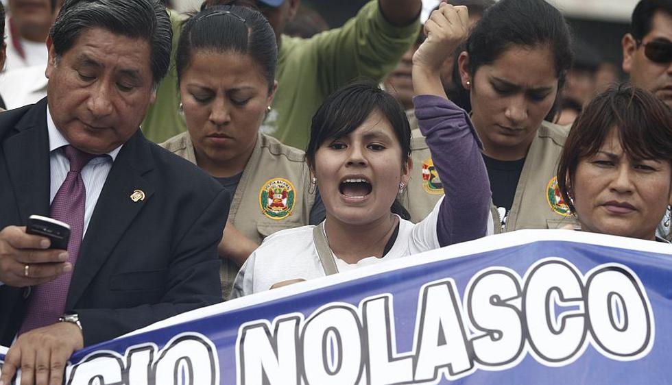 Fiorella Nolasco, hija del asesinado exconsejero regional Ezequiel Nolasco, lideró hoy una marcha contra la impunidad portando un chaleco antibalas. (Mario Zapata)