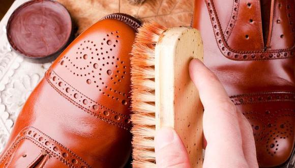 Antes de pulir tus zapatos, debes limpiarlos bien con un cepillo fuerte. (Foto: Getty Images)