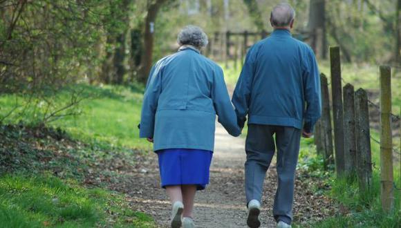 Médicos aseguran que realizar actividad física y mental protege a las personas de contraer el alzheimer. (Internet)