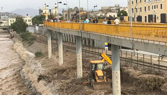El puente peatonal cerca a la alameda Chabuca Granda también está expuesto a caerse. (Perú21)