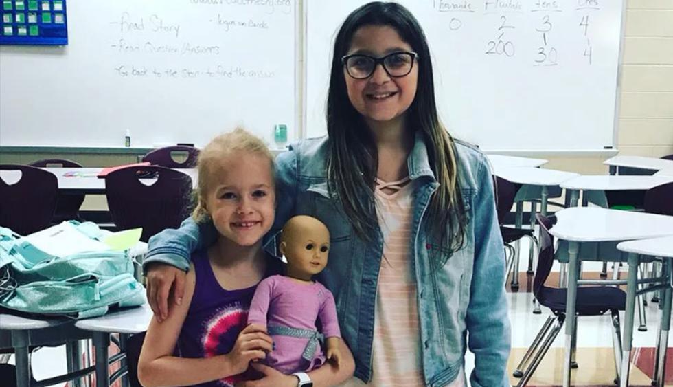 Bella Fricker tiene 11 años y regala muñecas sin cabello a niñas con cáncer. Quiere que se sientan acompañadas. (Facebook)
