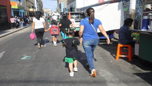 Docentes y padres tienen libre tránsito para actividades vinculadas al año escolar. (Foto: Juan Pablo Valenzuela/GEC)