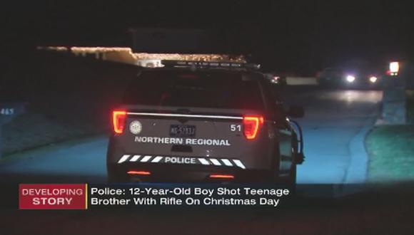 Por el momento, no queda claro cómo el hermano menor consiguió el rifle ni cómo se descargó la bala. (Foto: Captura TV).