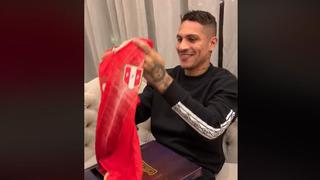 Esta es la reacción de Paolo Guerrero al recibir la camiseta del 'hincha peruano'