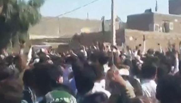 Esta captura de un video de UGC publicado el 21 de octubre de 2022 muestra a los manifestantes gesticulando mientras marchan en una calle en la ciudad de Zahedan, en el sureste de Irán. (Foto de UGC / AFP)