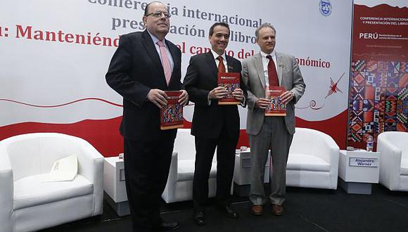 Este libro analiza la política monetaria y fiscal del Perú. (Mario Zapata)