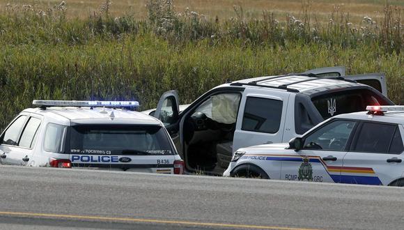 Los vehículos de la Real Policía Montada de Canadá se ven junto a una camioneta en la escena donde arrestaron al sospechoso Myles Sanderson, a lo largo de la autopista 11 en Weldon, Saskatchewan, Canadá, el 7 de septiembre de 2022. (Foto de LARS HAGBERG / AFP)