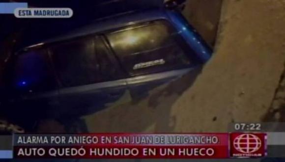 Automóvil se hundió en hueco formado por un aniego. (Captura de TV)