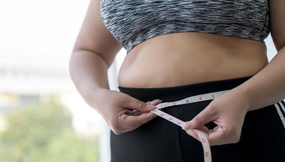 “Cuando hay un desbalance estrogénico tendemos a acumular grasa en las zonas típicamente femeninas abdomen, caderas, glúteos y mamas”, explica Martina Gómez. (Foto: Getty Images)