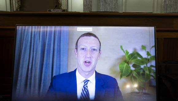 El CEO de Facebook, Mark Zuckerberg, aparece en un monitor mientras testifica de forma remota durante una audiencia para discutir la reforma de la Sección 230 de la Ley de Decencia en las Comunicaciones con las grandes empresas de tecnología. (Foto: MICHAEL REYNOLDS / POOL / AFP)