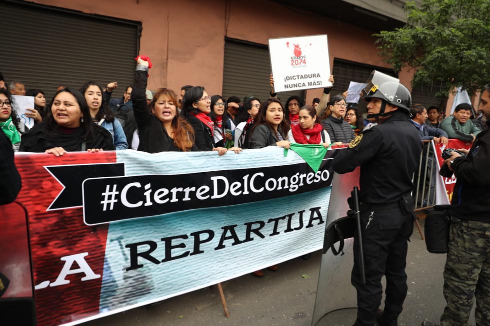 un grupo de ciudadanos protesta frente al Congreso en rechazo al proceso de elección de los nuevos magistrados del TC. (Foto Giancarlo Avila)