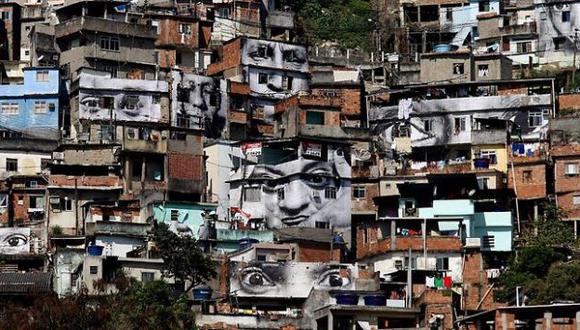 Las favelas son controladas por grupos de narcotraficantes. (News Limited)