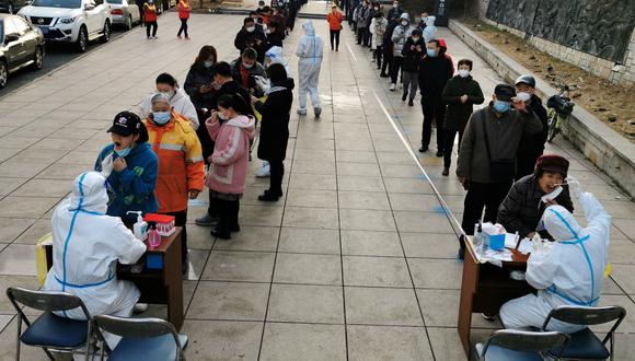 Los residentes hacen cola para someterse a pruebas de ácido nucleico para el coronavirus en Dalian, en la provincia nororiental china de Liaoning, el 16 de marzo de 2022. (Foto de AFP)