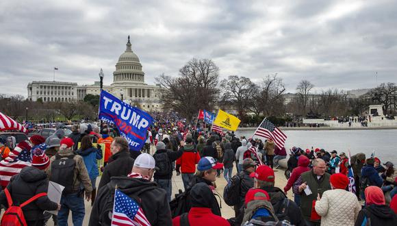 Los partidarios del presidente de los Estados Unidos, Donald Trump, marchan por las calles de la ciudad mientras se dirigen al edificio del Capitolio en Washington DC el 6 de enero de 2021. (Foto de Joseph Prezioso / AFP)