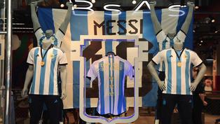 Hinchas argentinos ansiosos por la nueva camiseta de su selección con la tercera estrella