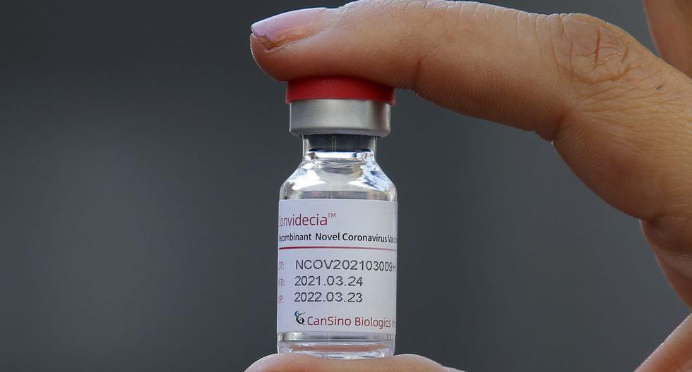 Una enfermera sostiene un frasco de la vacuna china CanSino contra COVID-19, el 3 de junio de 2021. (Foto de JAVIER TORRES / AFP).