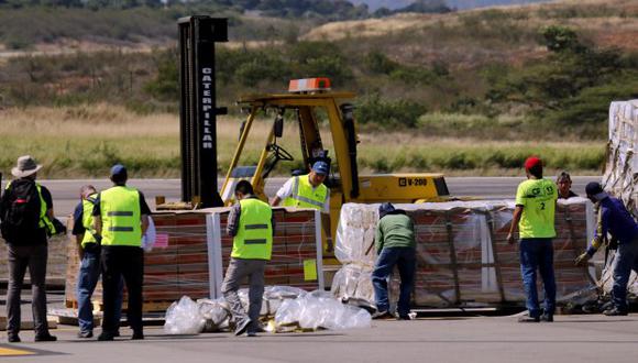 Trabajadores descargan las ayudas del primero de tres aviones de carga C-17 de la Fuerza Aérea de Estados Unidos que aterrizó este sábado en el aeropuerto Camilo Daza de Cúcuta. (Foto referencial: EFE)