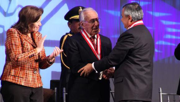 Bedoya Reyes recibió distinción durante ceremonia en la Plaza San Martín. (Difusión)